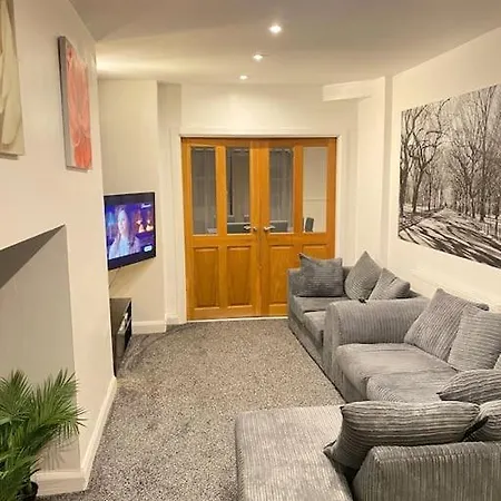 Spacious 3 Bed House, Sleeps 7 People - * Birmingham