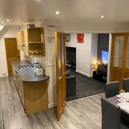 Apartment Spacious 3 Bed House, Sleeps 7 People - *