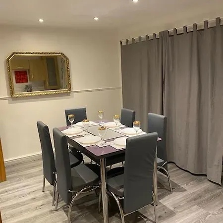 Apartment Spacious 3 Bed House, Sleeps 7 People - Birmingham