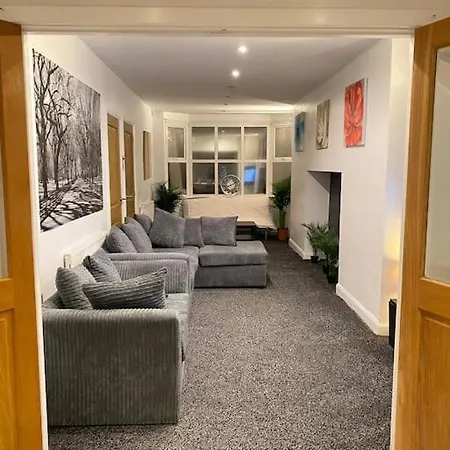 Spacious 3 Bed House, Sleeps 7 People -