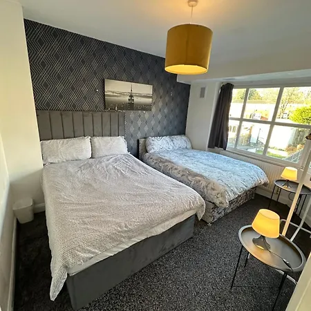 Spacious 3 Bed House, Sleeps 7 People - Apartment *